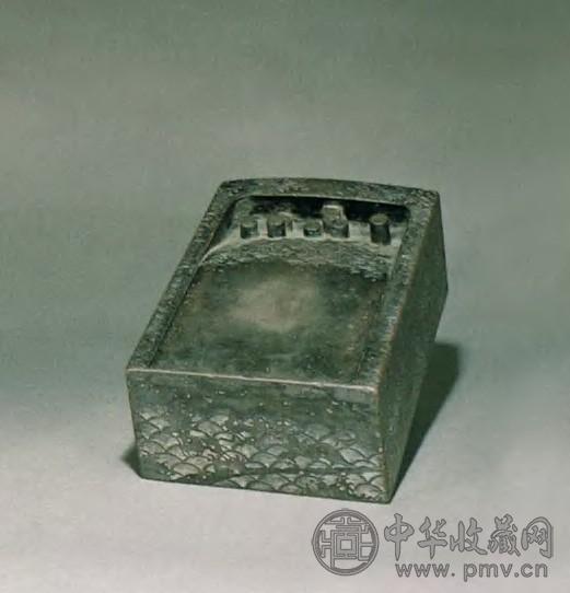 清道光 端石刻瑞兽海涛纹砚