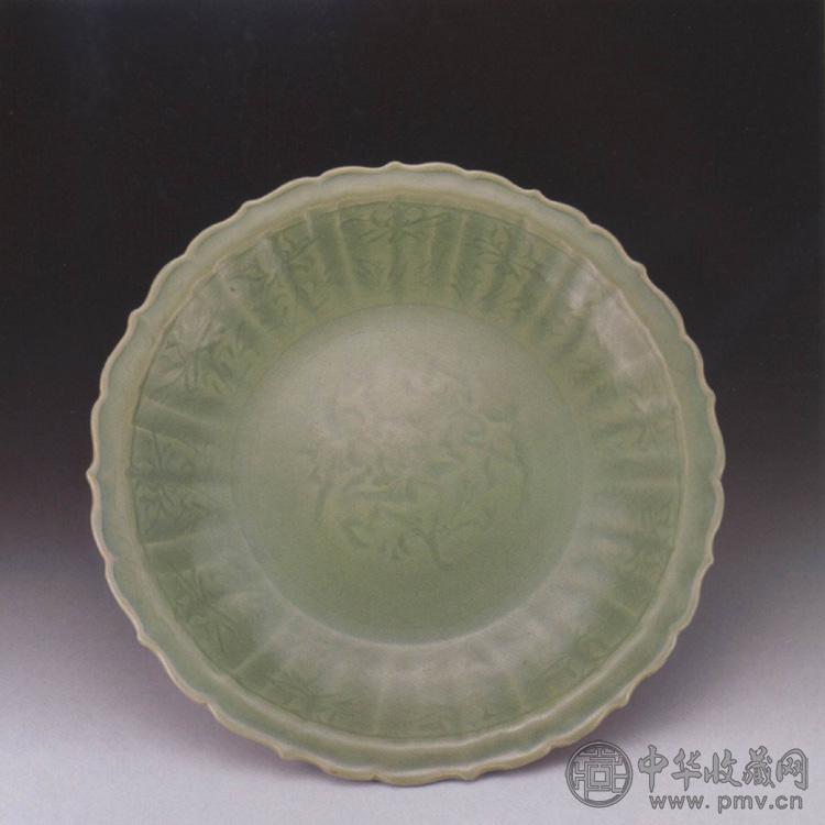 明初 龙泉窑暗花葵口大盘