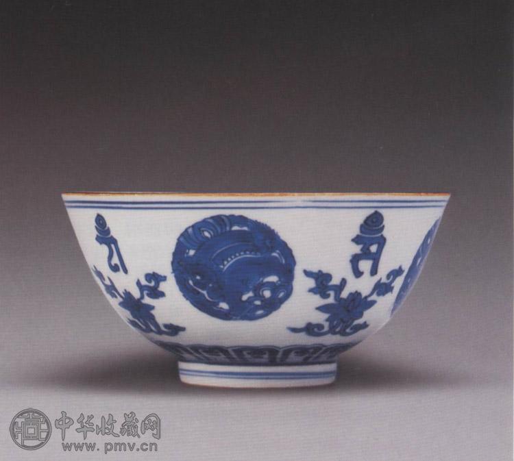 明嘉靖 青花团狮纹碗
