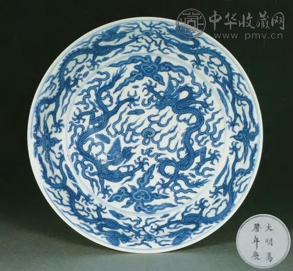 明万历 青花内赶珠云龙外缠枝莲纹撇口碗