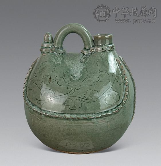 元 青釉暗刻花卉皮囊壶