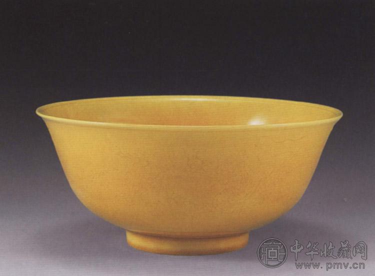 明弘治 黄釉暗刻龙纹碗