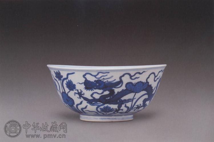 明万历 青花荷塘龙纹碗