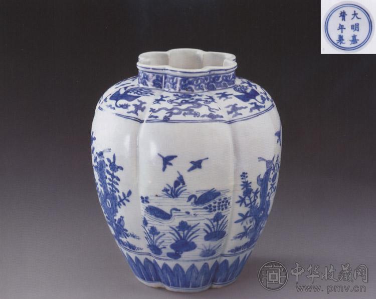 明嘉靖 青花花鸟图瓜棱罐