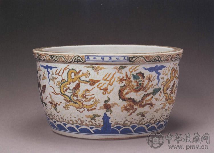 明嘉靖 素三彩龙纹缸