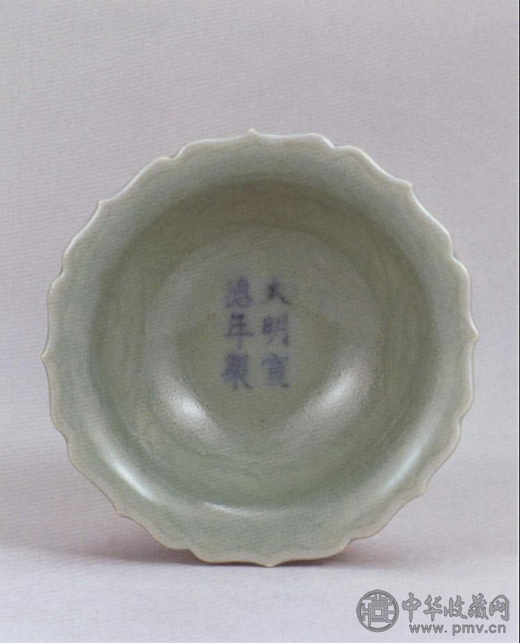 明宣德 龙泉釉菱花式折腰碟