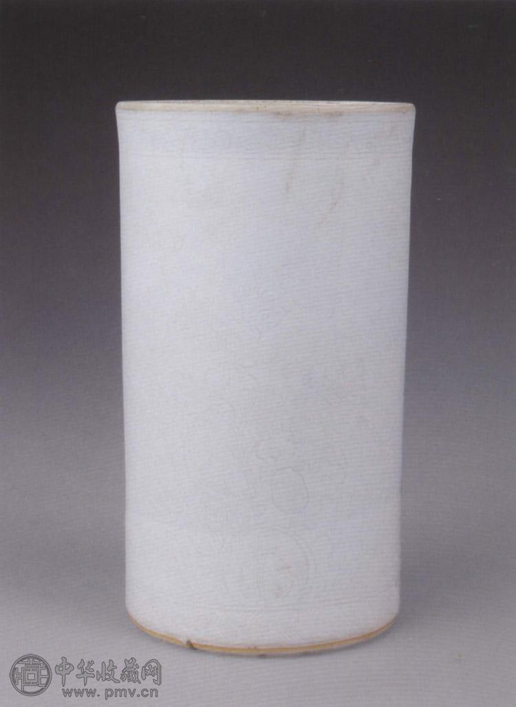 明崇祯 白釉刻花蝶纹笔筒