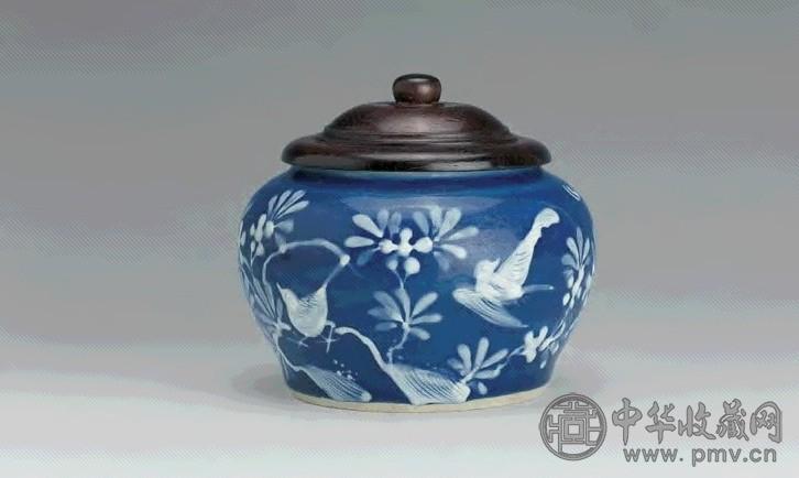 明嘉靖 蓝地白花花鸟纹罐