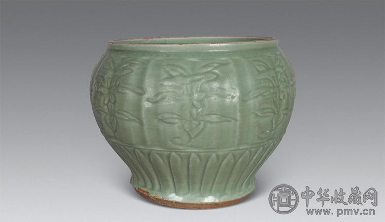 元 龙泉窑折枝花大罐