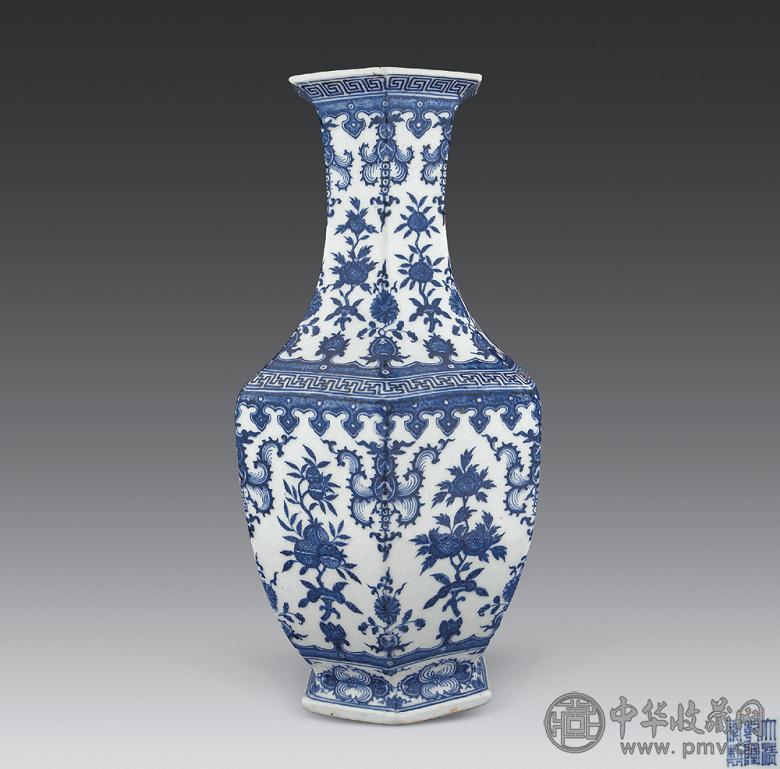 清乾隆 青花缠枝瓜果六方瓶