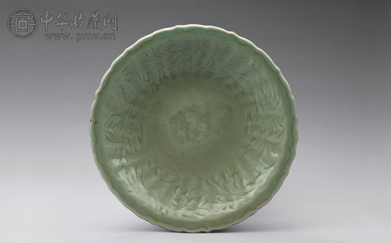 元 龙泉窑菱口花卉纹大盘