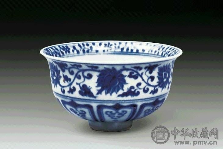 明 青花缠枝花卉鸳鸯卧莲碗