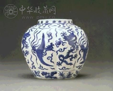 明万历 青花龙凤纹瓜棱罐