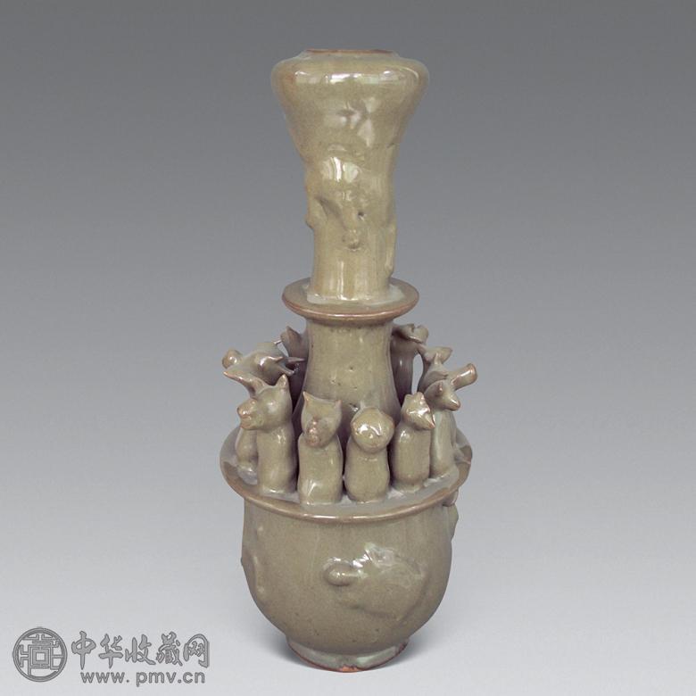 元 龙泉窑贴塑十二生肖蒜头瓶