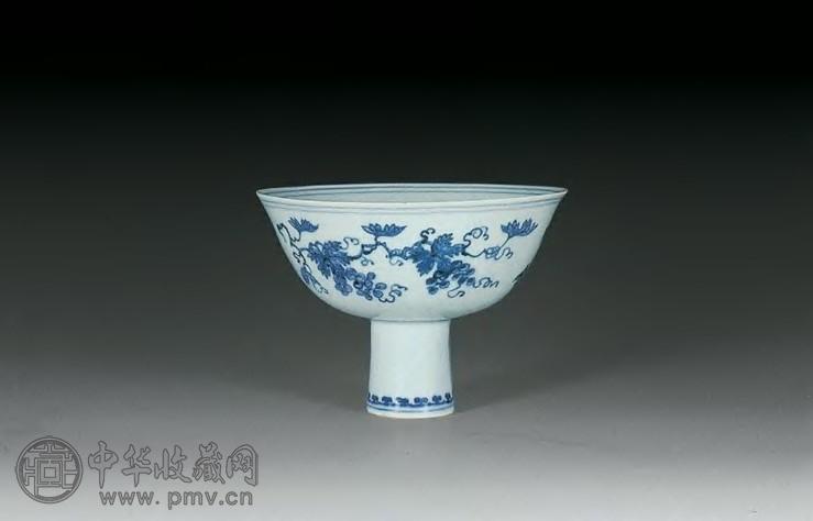 明成化 青花葡萄纹高足碗