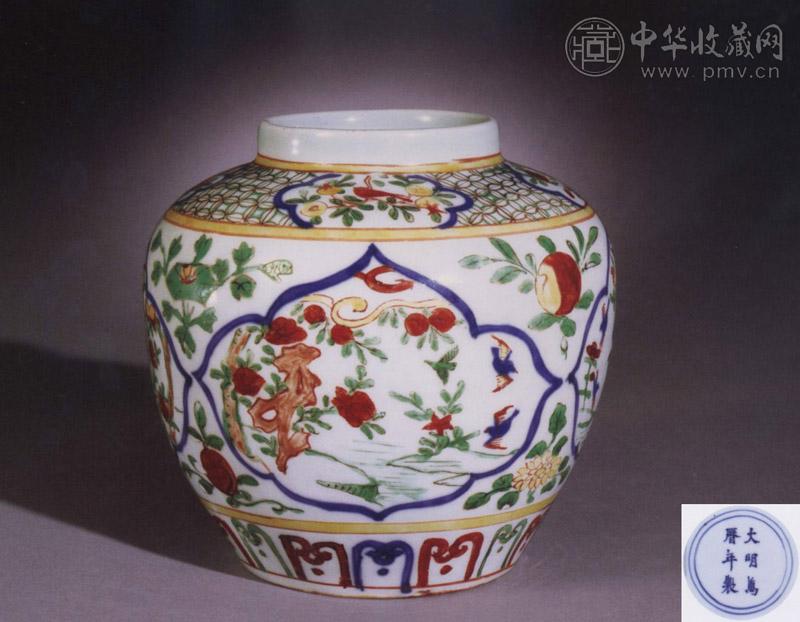 明万历 五彩开光式四季花鸟图罐