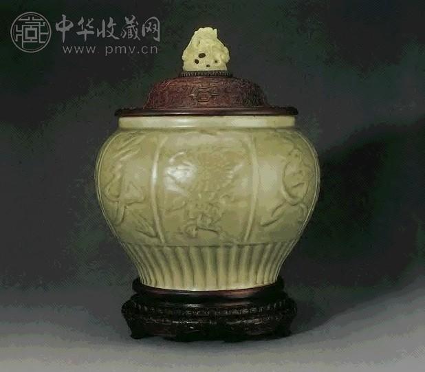 明 龙泉窑青瓷雕折枝花果美酒清香纹罐