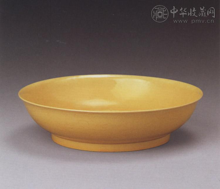 清康熙 黄釉暗刻云龙纹盘