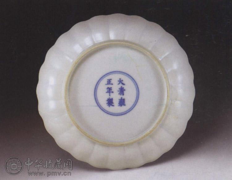 清雍正 白釉菊瓣式盘