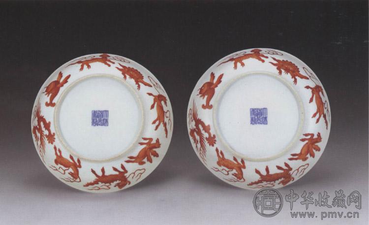 清道光 白釉暗刻海水红彩海兽盘(2件)