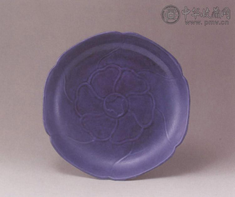 清嘉庆 茄皮紫釉暗刻花卉葵口盘