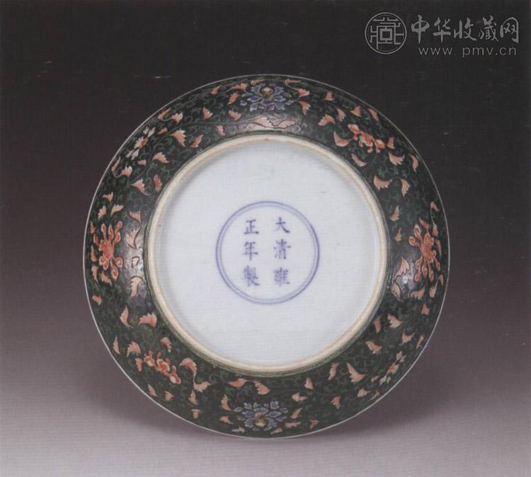 清雍正 墨地粉彩花卉盘