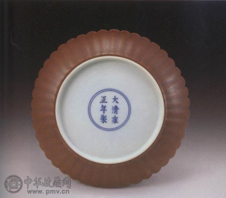 清雍正 酱釉菊瓣盘