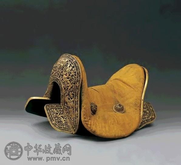 明 铜鎏金雕龙纹马鞍