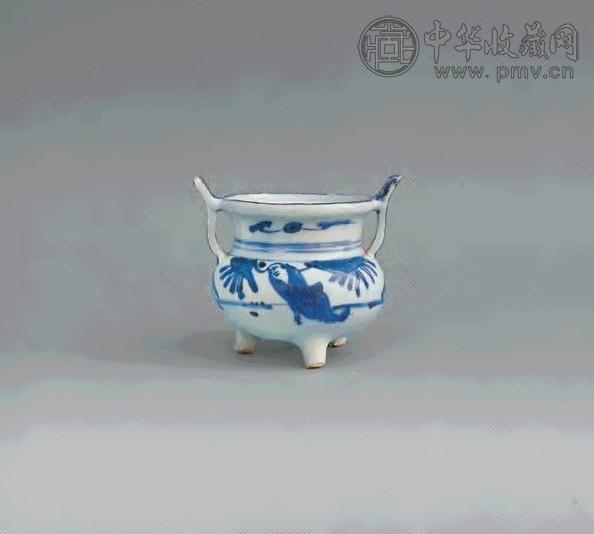 明 青花双耳花卉三足香炉