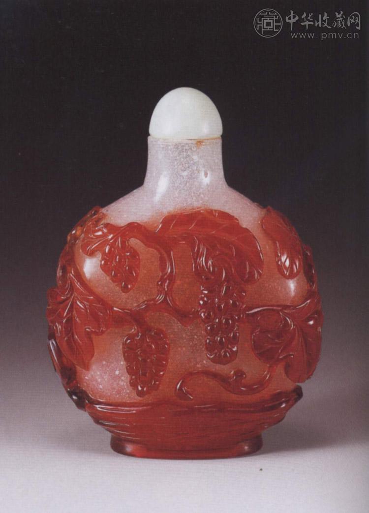 清 套红料葡萄纹鼻烟壶