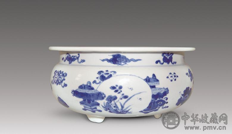 清康熙 青花博古开光花鸟纹三足炉