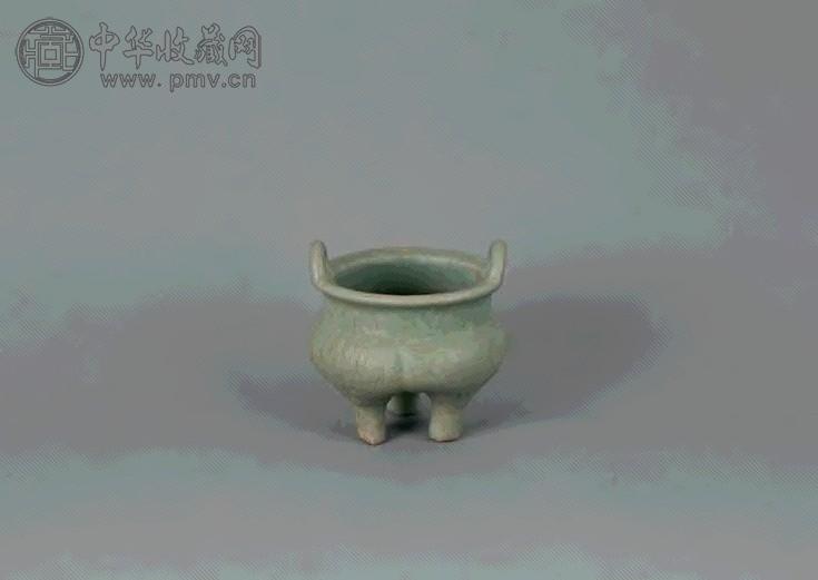 宋 龙泉窑三足双耳鬲式香炉