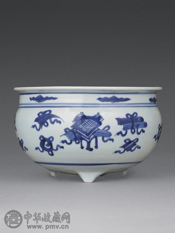 清康熙 青花博古图三足炉