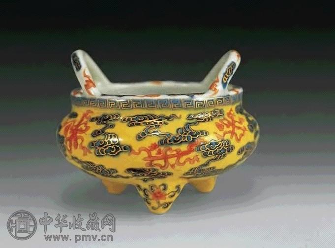 民国 黄地青花矾红云蝠纹小炉