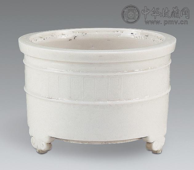 清 德化窑暗刻回纹三足炉
