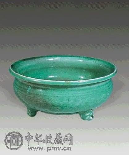 豆青暗刻三足炉