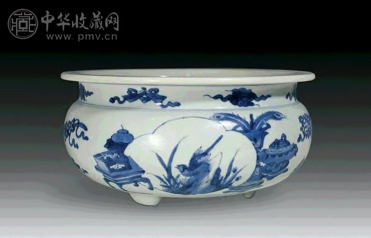 清康熙 青花博古开光花鸟三足炉