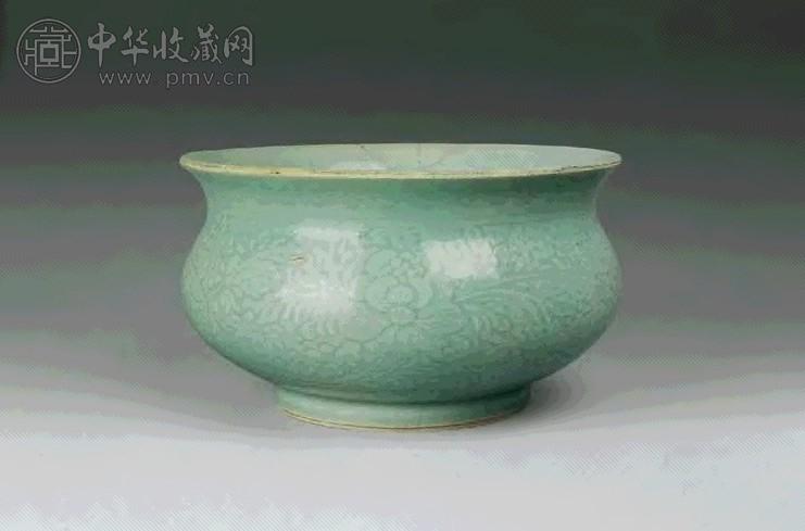 清康熙 青釉刻牡丹炉