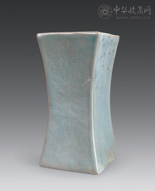 十二世纪前半 高丽青瓷刻莲花瓷枕