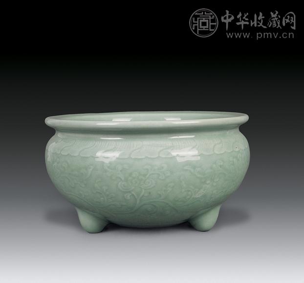 清乾隆 豆青釉印花卉炉