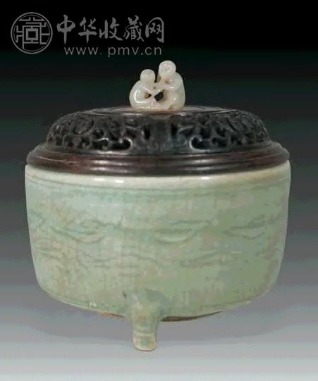 明 划花龙泉三足炉