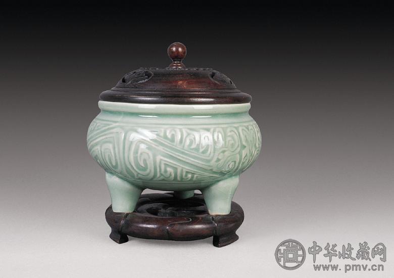 清 青釉刻花炉