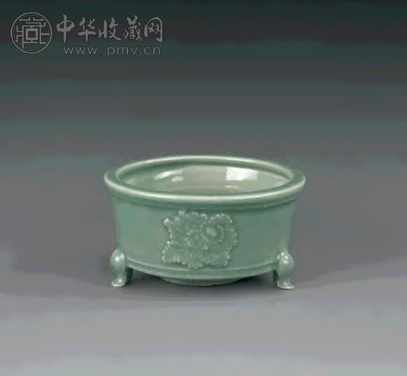 宋 龙泉窑菊纹三足香炉