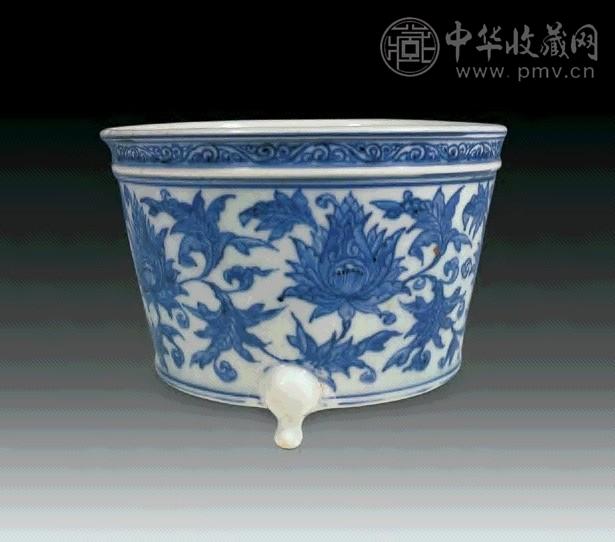 明成化—弘治 青花缠枝花卉三足炉