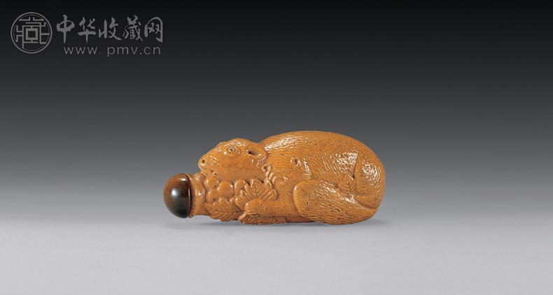 清 黄釉雕瓷松鼠葡萄鼻烟壶
