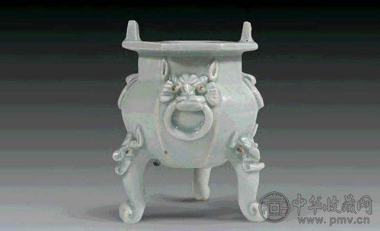 元 青白釉堆塑兽耳三足炉