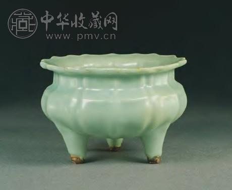 南宋 龙泉窑青瓷棱口三足炉