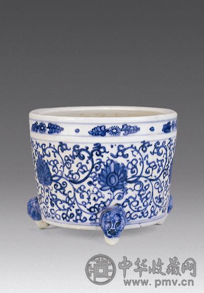 清 青花缠枝花卉纹三足炉