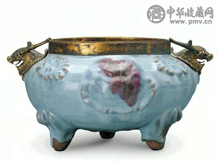 元 钧窑玫瑰紫天蓝釉帖花三足炉