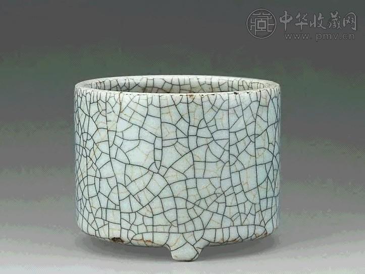 雍正 哥釉三足筒炉